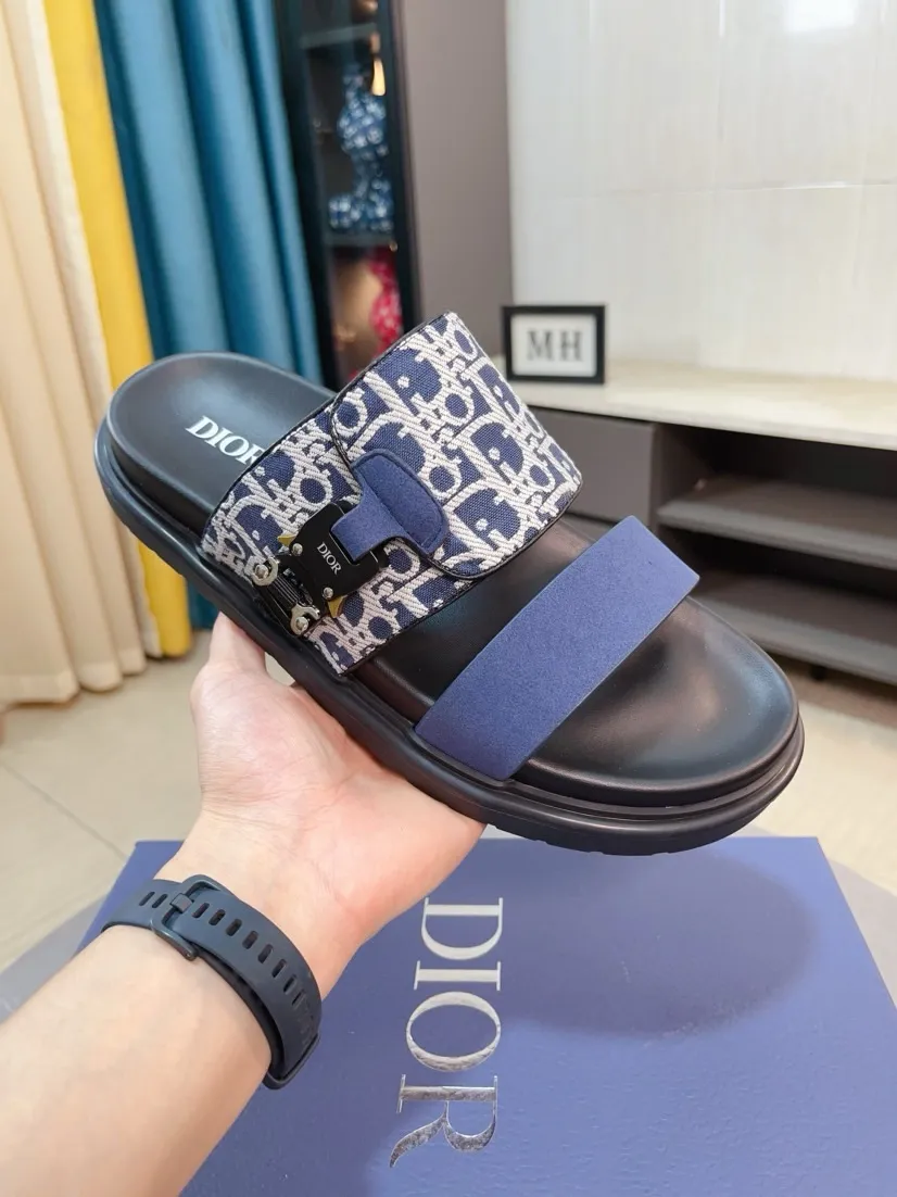 Men's Men's Shoes 💰320🌸🌸Dior Aqua Men's Sandals Slippers. Showcasing Dior haute couture design. The Dior gray suede strap is accented with an aluminum Dior buckle for added style. Paired with a comfortable tonal notch sole, they pair easily with shorts or jeans for a sophisticated look. Main body: suede cow leather, technical fabric lining: cow leather, with adjustable straps, aluminum Dior buckle, Dior gray EVA insole, tonal notch rubber outsole splicing structure👌👌size: 38-44 (45.46 customized)